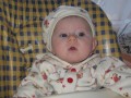 Elya dans sa chaise, dans son transat et sur le PC - 002 * 1024 x 768 * (112KB)